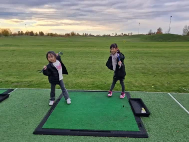 deti trénujú golf v detskej golfovej akadémii