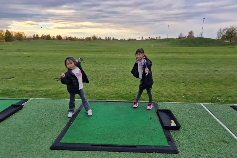 deti trénujú golf v detskej golfovej akadémii