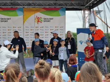 deti trénujú golf v detskej golfovej akadémii