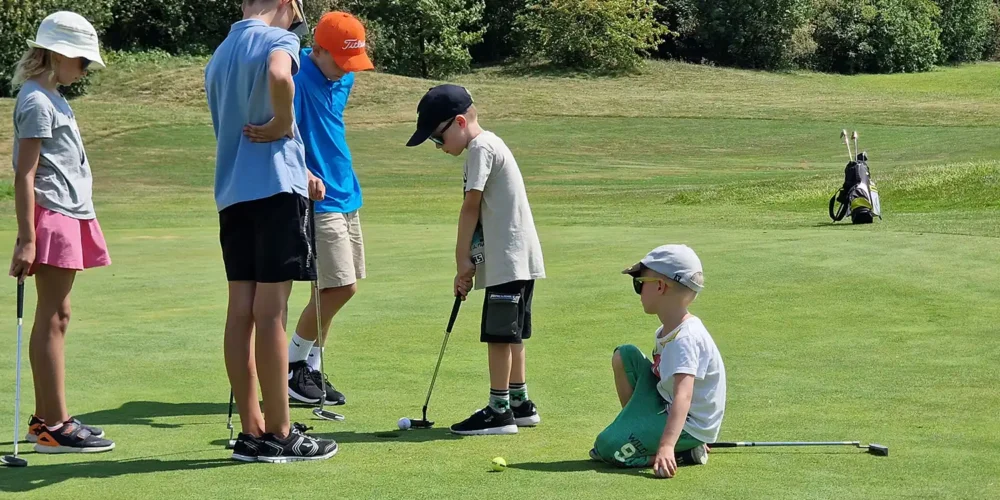 deti trénujú golf v detskej golfovej akadémii