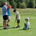 deti trénujú golf v detskej golfovej akadémii