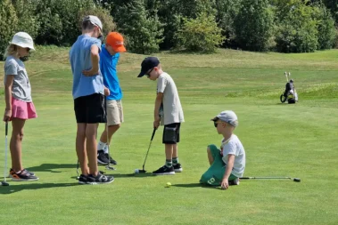 deti trénujú golf v detskej golfovej akadémii