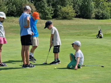 deti trénujú golf v detskej golfovej akadémii