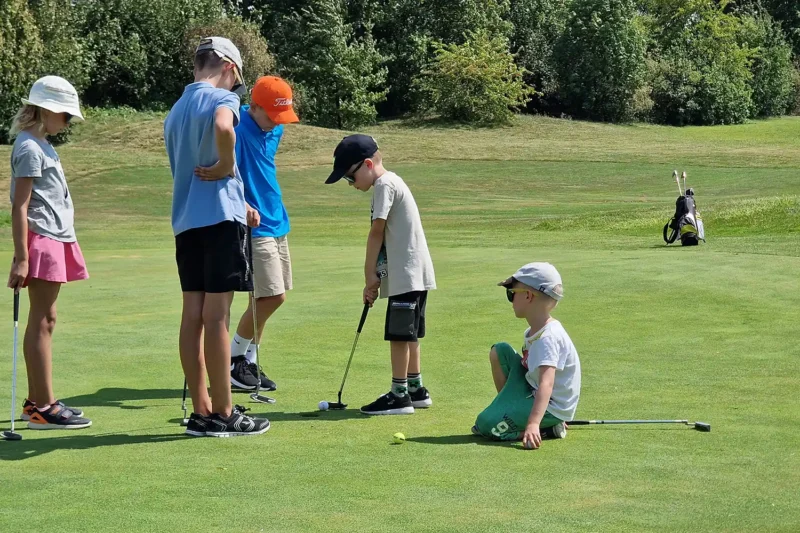 deti trénujú golf v detskej golfovej akadémii