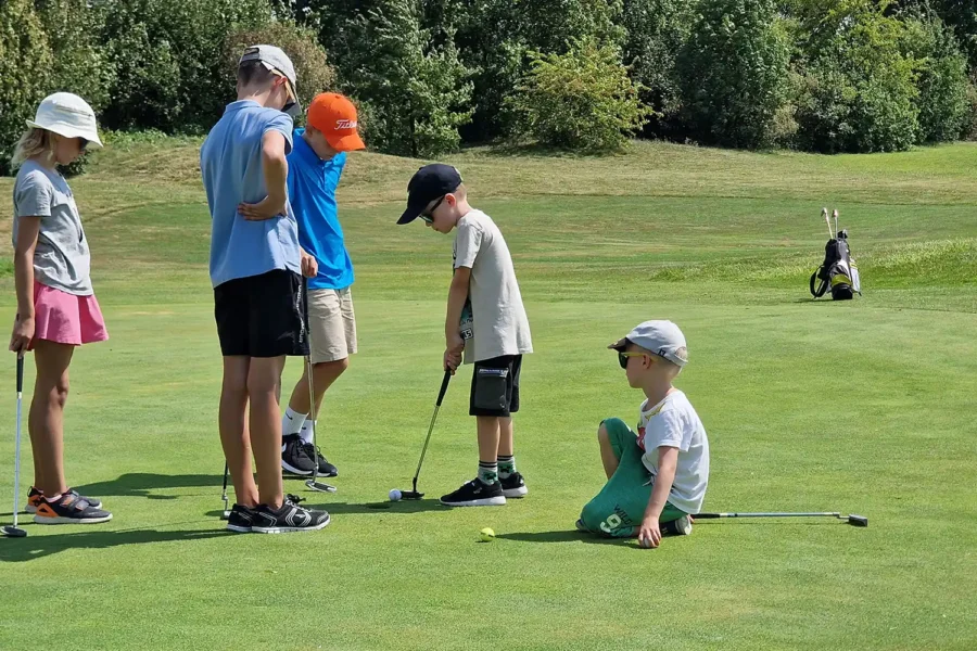 deti trénujú golf v detskej golfovej akadémii