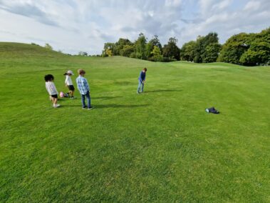 deti trénujú golf v detskej golfovej akadémii