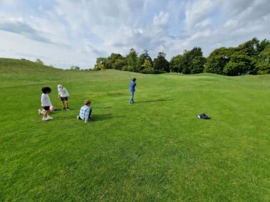 deti trénujú golf v detskej golfovej akadémii