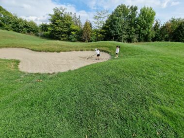 deti trénujú golf v detskej golfovej akadémii