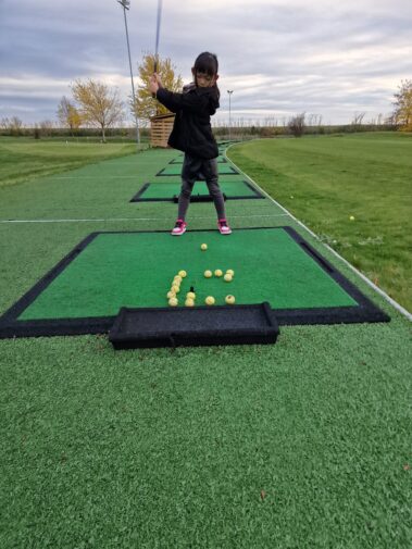 deti trénujú golf v detskej golfovej akadémii