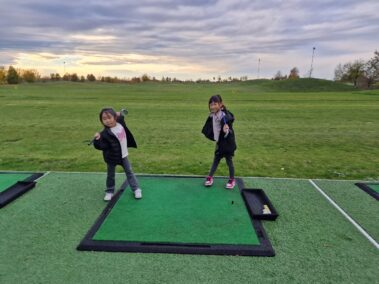 deti trénujú golf v detskej golfovej akadémii