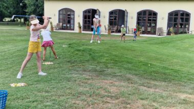 deti trénujú golf v detskej golfovej akadémii