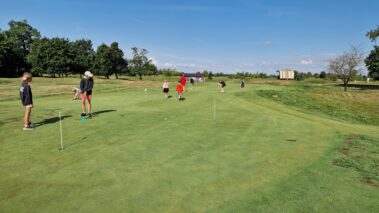 deti trénujú golf v detskej golfovej akadémii