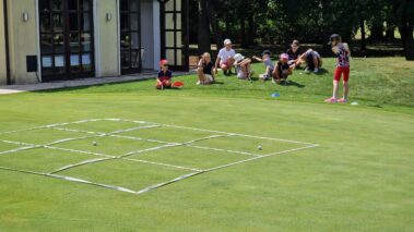 deti trénujú golf v detskej golfovej akadémii