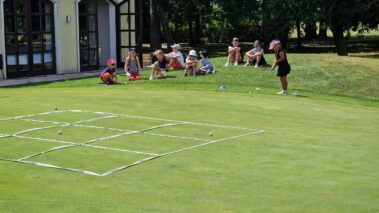 deti trénujú golf v detskej golfovej akadémii