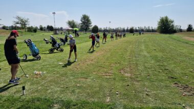 deti trénujú golf v detskej golfovej akadémii