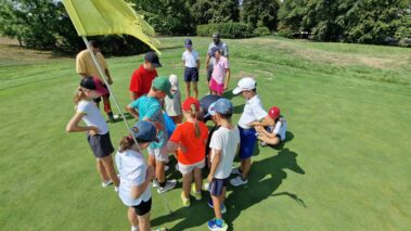 deti trénujú golf v detskej golfovej akadémii