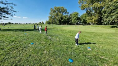 deti trénujú golf v detskej golfovej akadémii