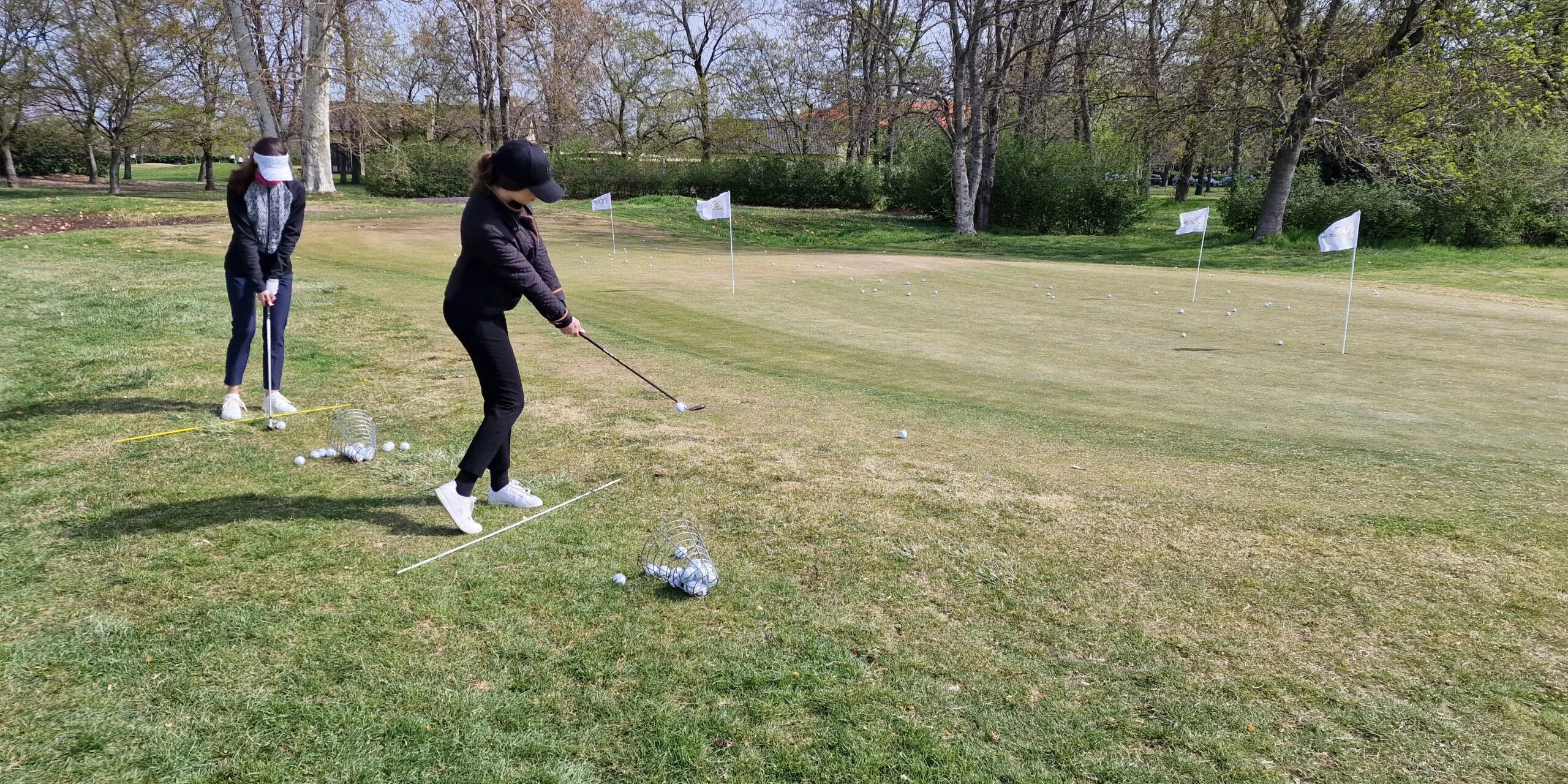 trénovanie golfového odpalu na tréningu – golfový kurz Slovensko