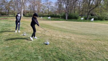 trénovanie golfového odpalu na tréningu – golfový kurz Slovensko
