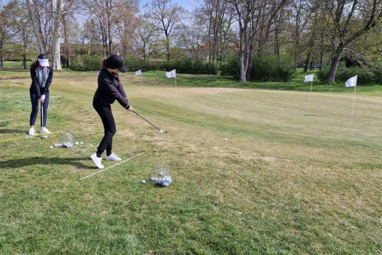 trénovanie golfového odpalu na tréningu – golfový kurz Slovensko