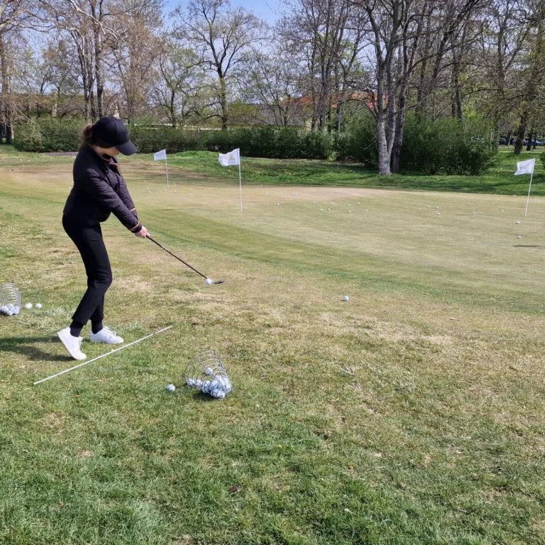 trénovanie golfového odpalu na tréningu – golfový kurz Slovensko