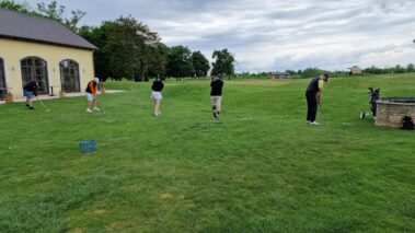 trénovanie golfového odpalu na tréningu – golfový kurz Slovensko