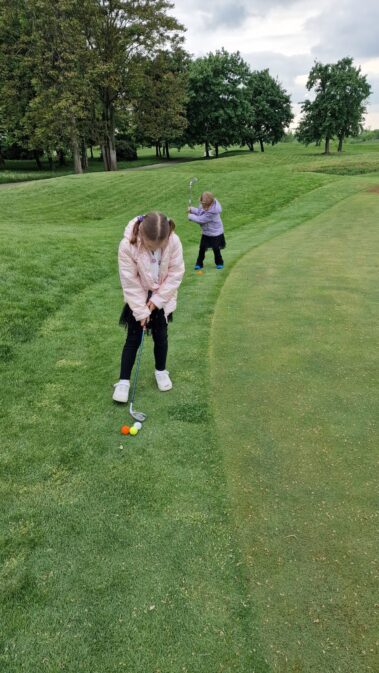 deti trénujú golf v detskej golfovej akadémii