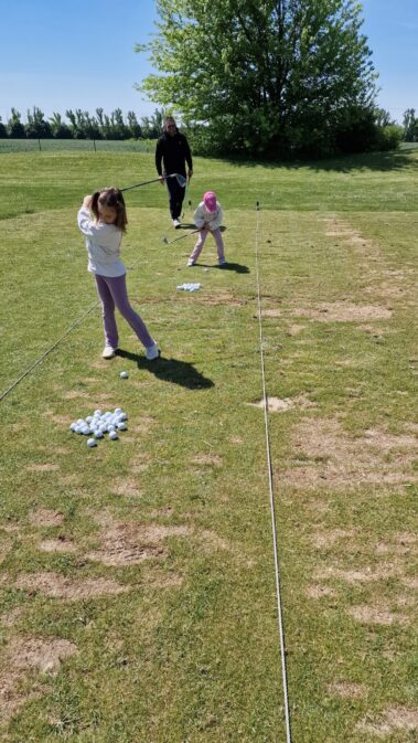 trénovanie golfového odpalu na tréningu – golfový kurz Slovensko