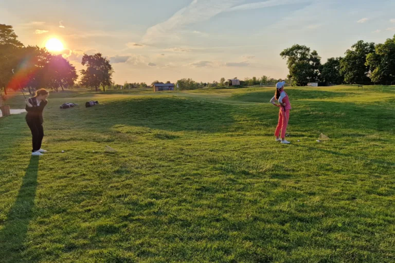 trénovanie golfového odpalu na tréningu – golfový kurz Slovensko