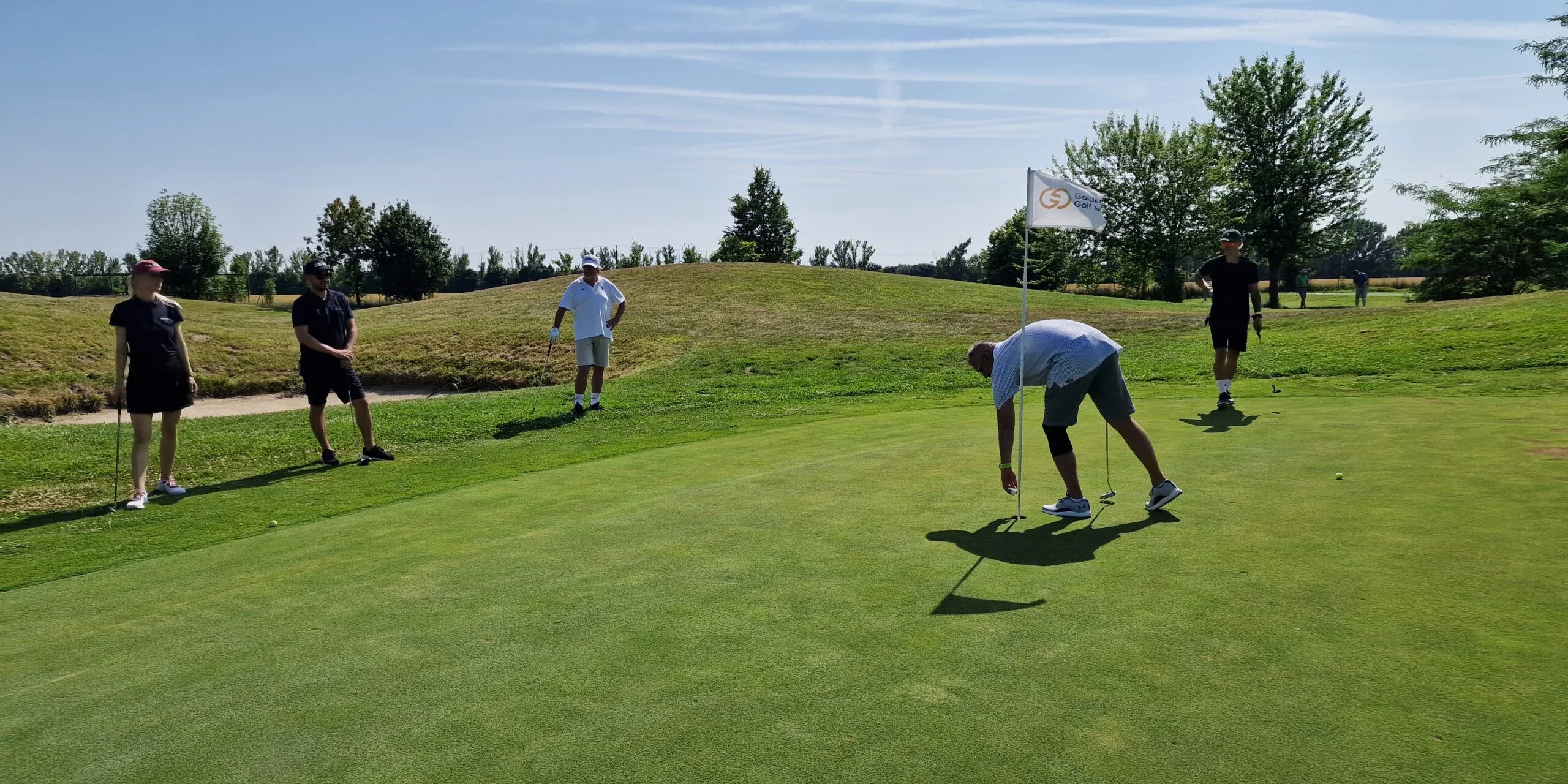 trénovanie golfového odpalu na tréningu – golfový kurz Slovensko