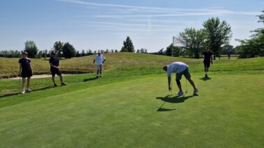 trénovanie golfového odpalu na tréningu – golfový kurz Slovensko