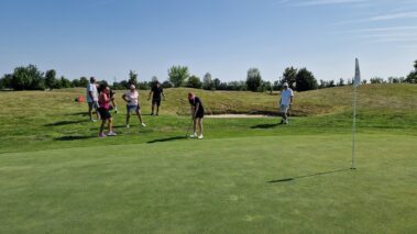 trénovanie golfového odpalu na tréningu – golfový kurz Slovensko