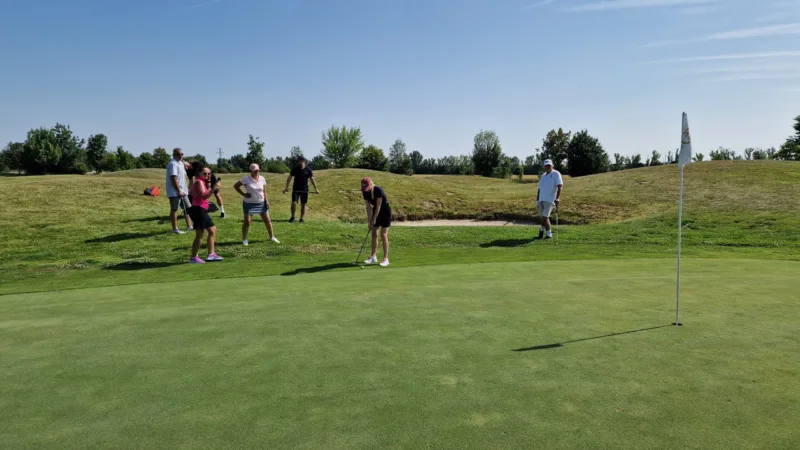 trénovanie golfového odpalu na tréningu – golfový kurz Slovensko