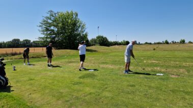 trénovanie golfového odpalu na tréningu – golfový kurz Slovensko