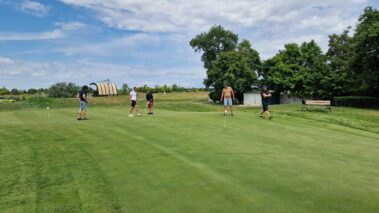 trénovanie golfového odpalu na tréningu – golfový kurz Slovensko