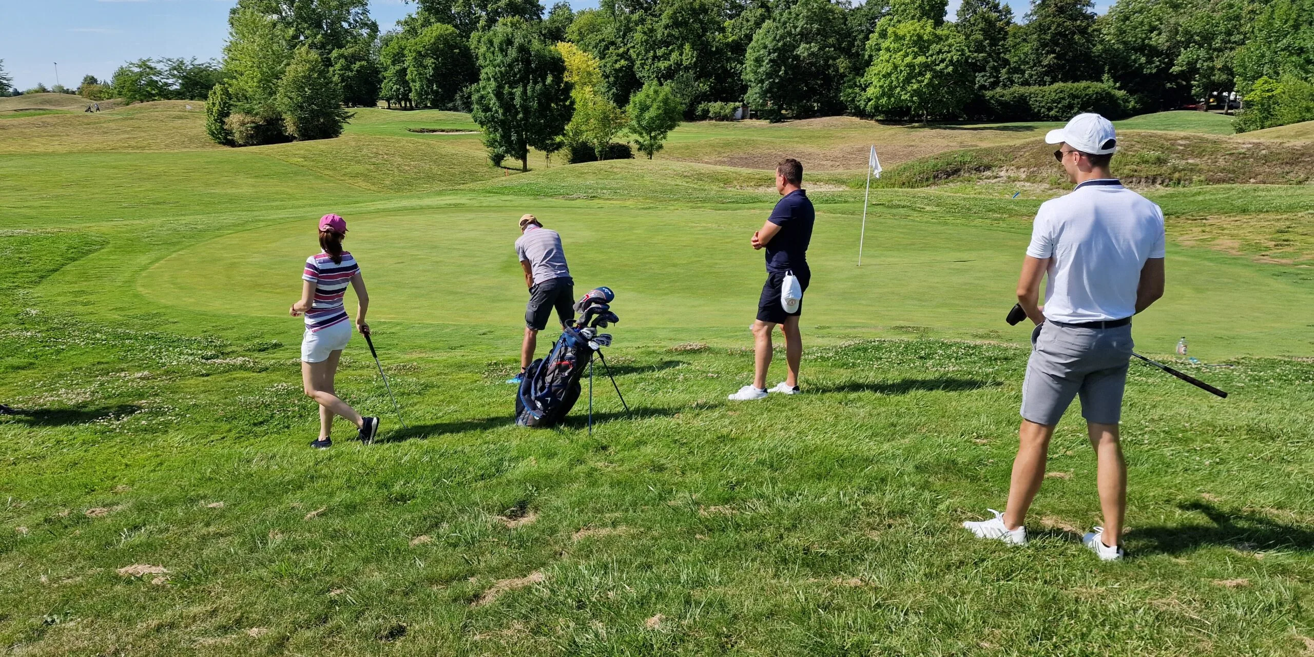 trénovanie golfového odpalu na tréningu – golfový kurz Slovensko