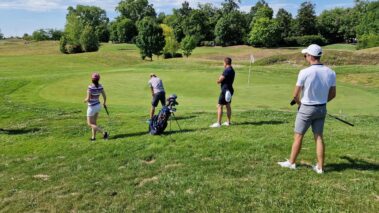 trénovanie golfového odpalu na tréningu – golfový kurz Slovensko