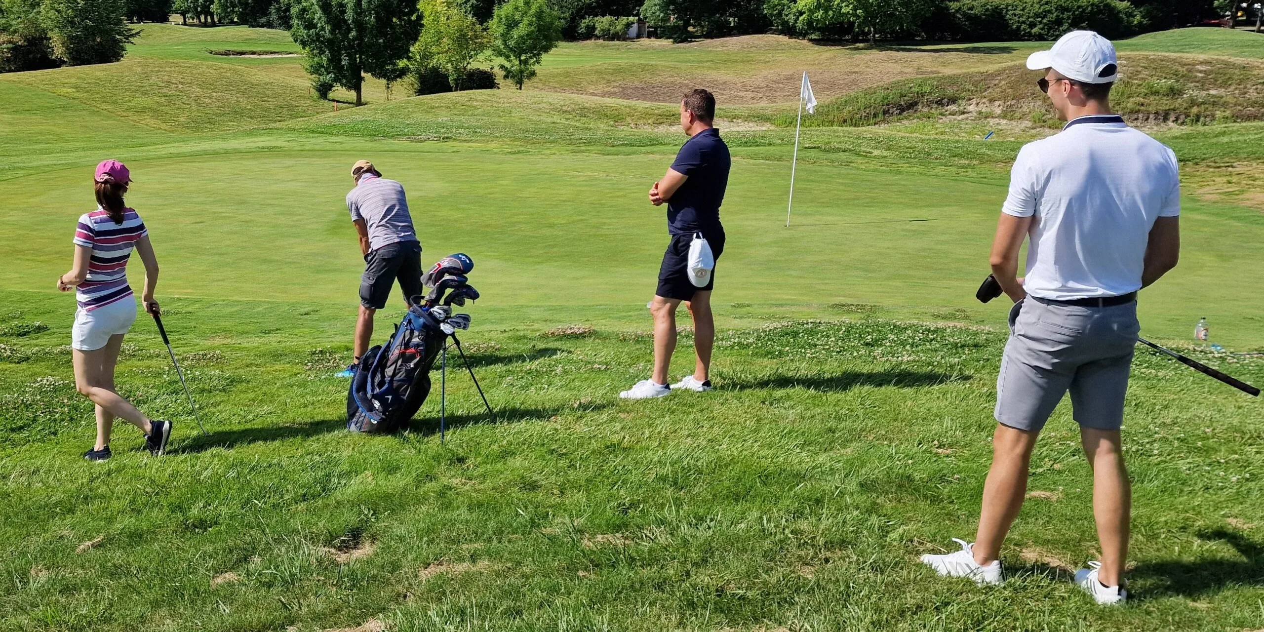 trénovanie golfového odpalu na tréningu – golfový kurz Slovensko