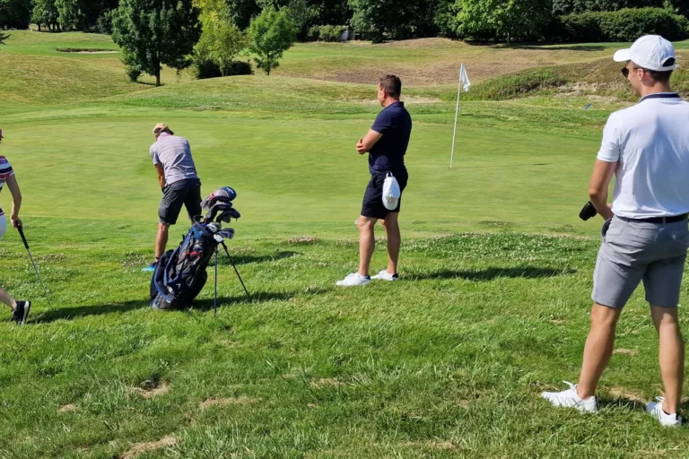 trénovanie golfového odpalu na tréningu – golfový kurz Slovensko