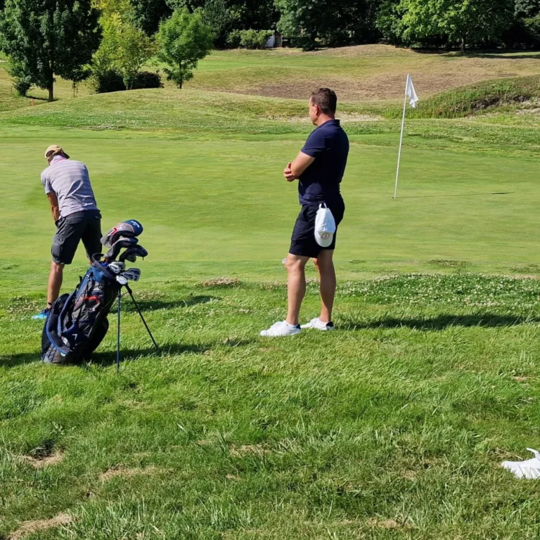 trénovanie golfového odpalu na tréningu – golfový kurz Slovensko