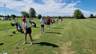 trénovanie golfového odpalu na tréningu – golfový kurz Slovensko