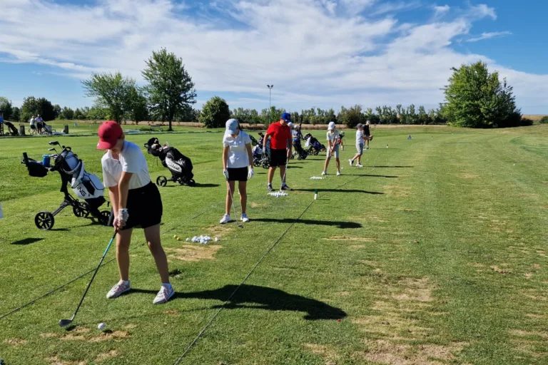 trénovanie golfového odpalu na tréningu – golfový kurz Slovensko