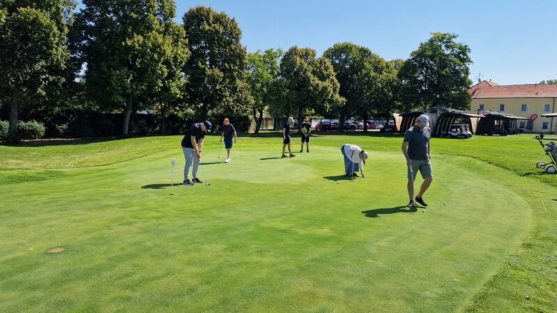 trénovanie golfového odpalu na tréningu – golfový kurz Slovensko