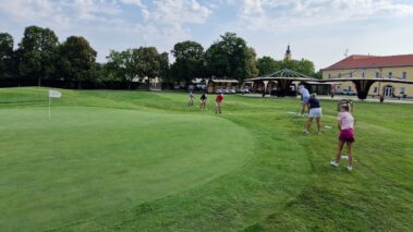 trénovanie golfového odpalu na tréningu – golfový kurz Slovensko