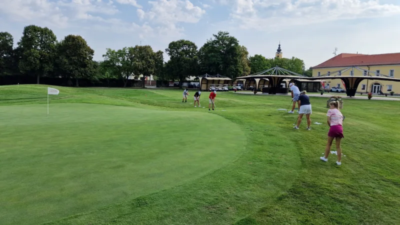 trénovanie golfového odpalu na tréningu – golfový kurz Slovensko