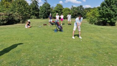 trénovanie golfového odpalu na tréningu – golfový kurz Slovensko