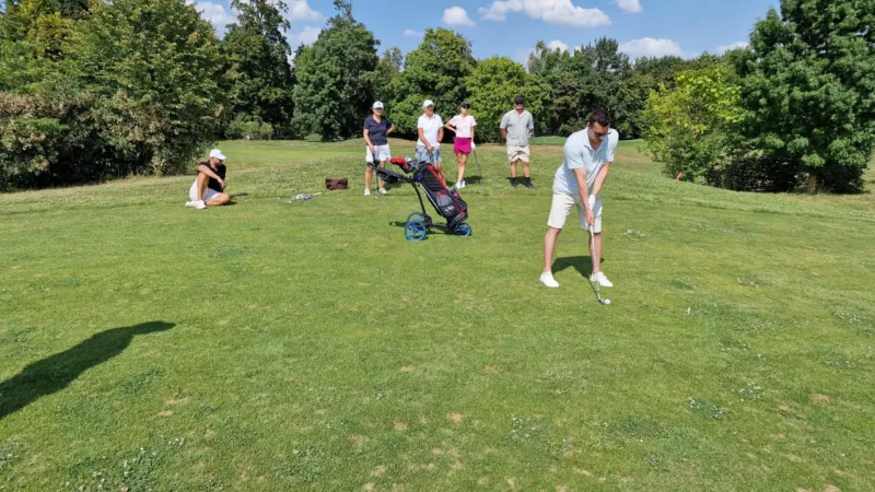 trénovanie golfového odpalu na tréningu – golfový kurz Slovensko