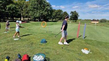 deti trénujú golf v detskej golfovej akadémii