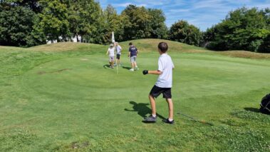 deti trénujú golf v detskej golfovej akadémii