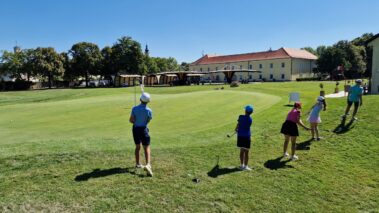 deti trénujú golf v detskej golfovej akadémii